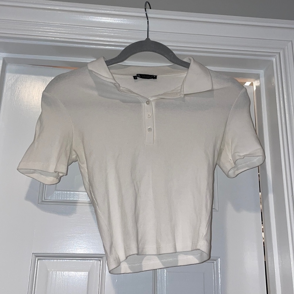 White shirt sleeve shirt